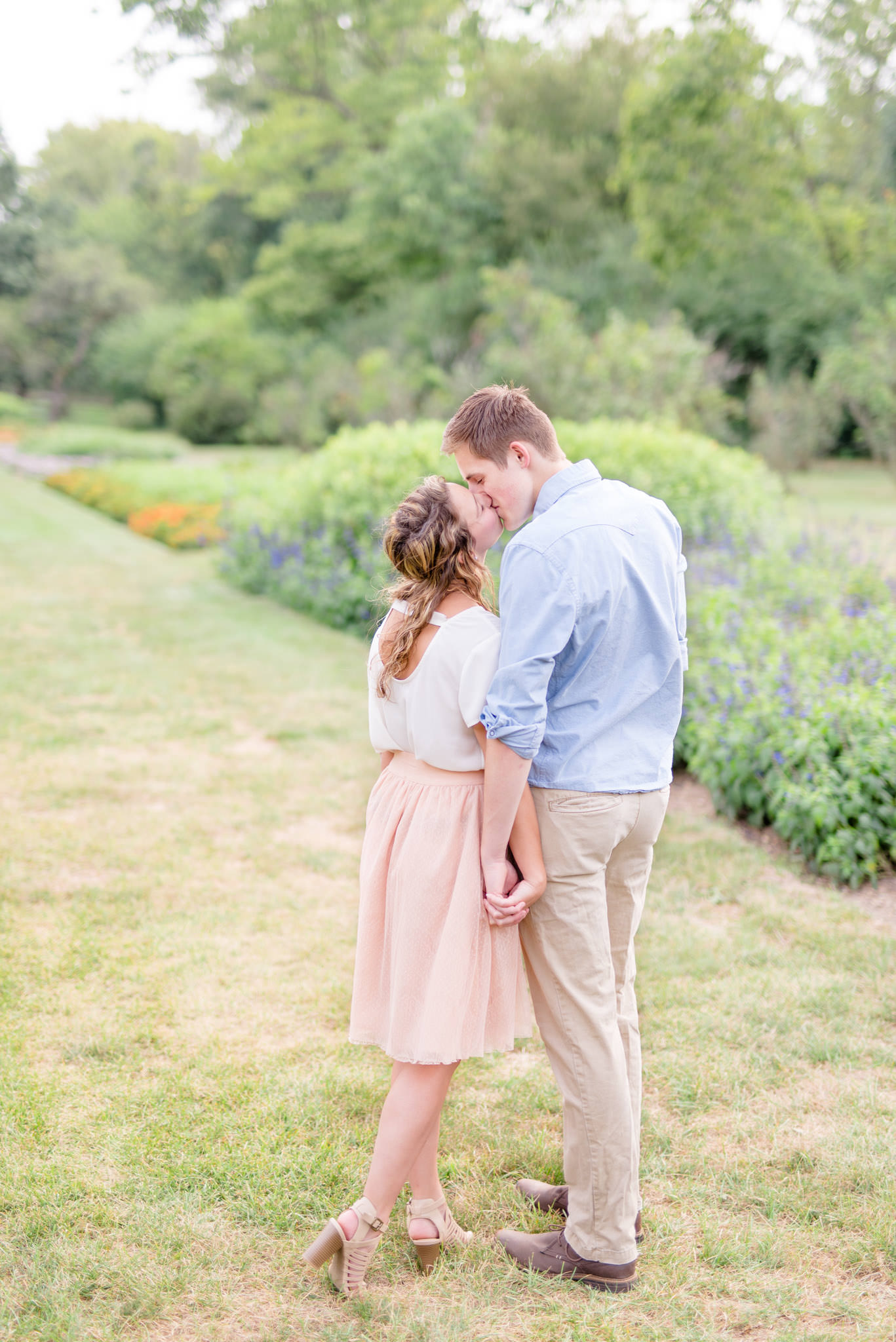 Butler students kiss at Coxhall Gardens.