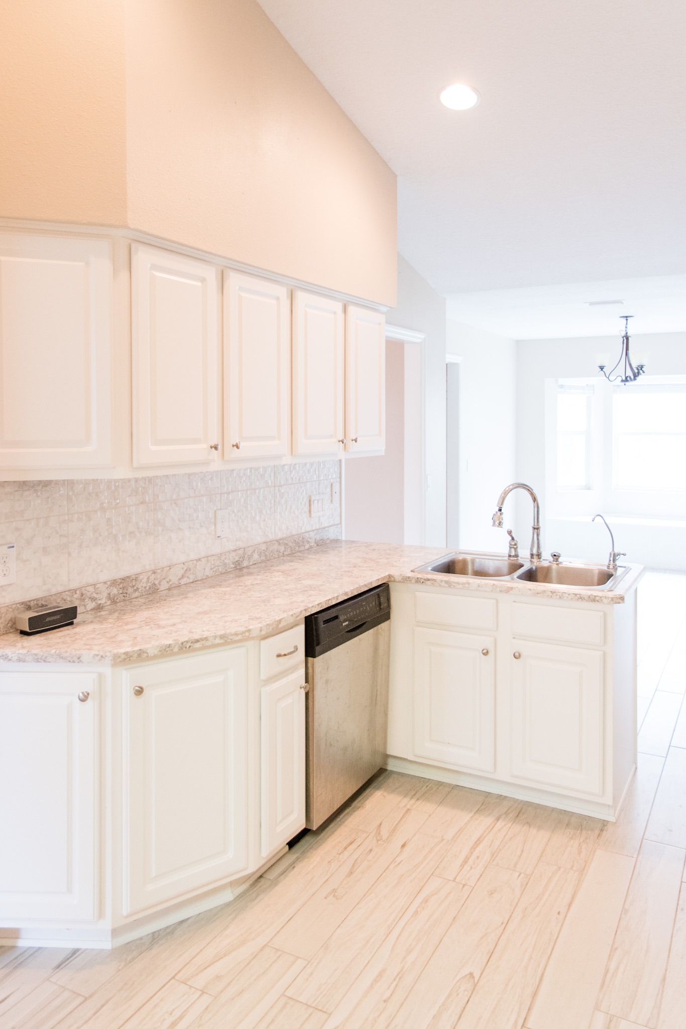 White Florida Kitchen and Breakfast Nook