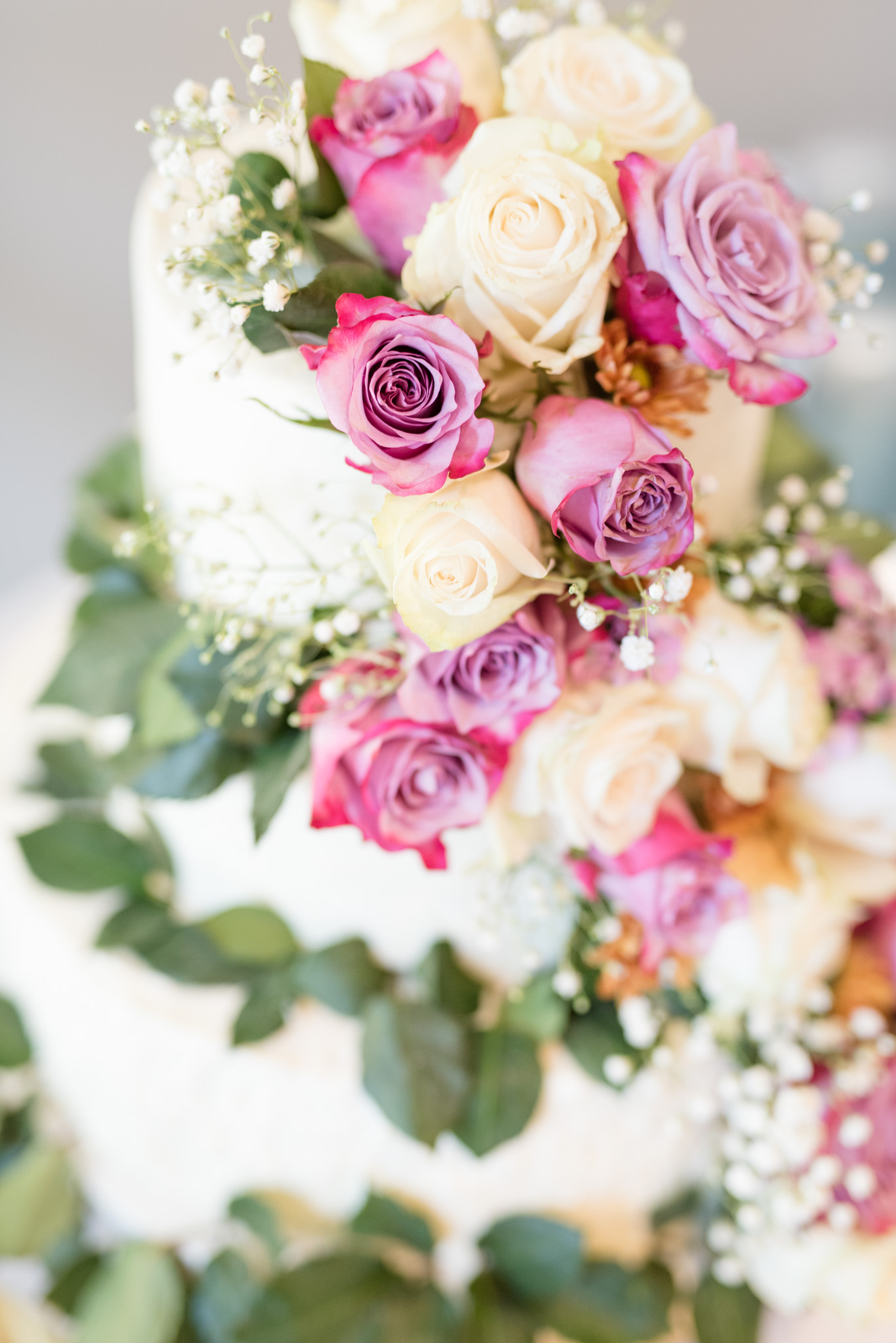 Flowers on wedding cake.