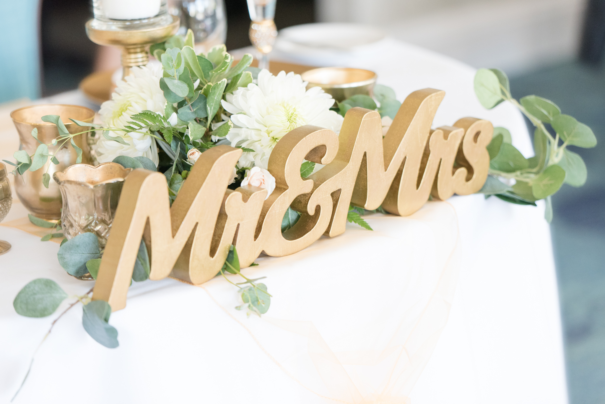 Mr and Mrs sign at wedding reception.