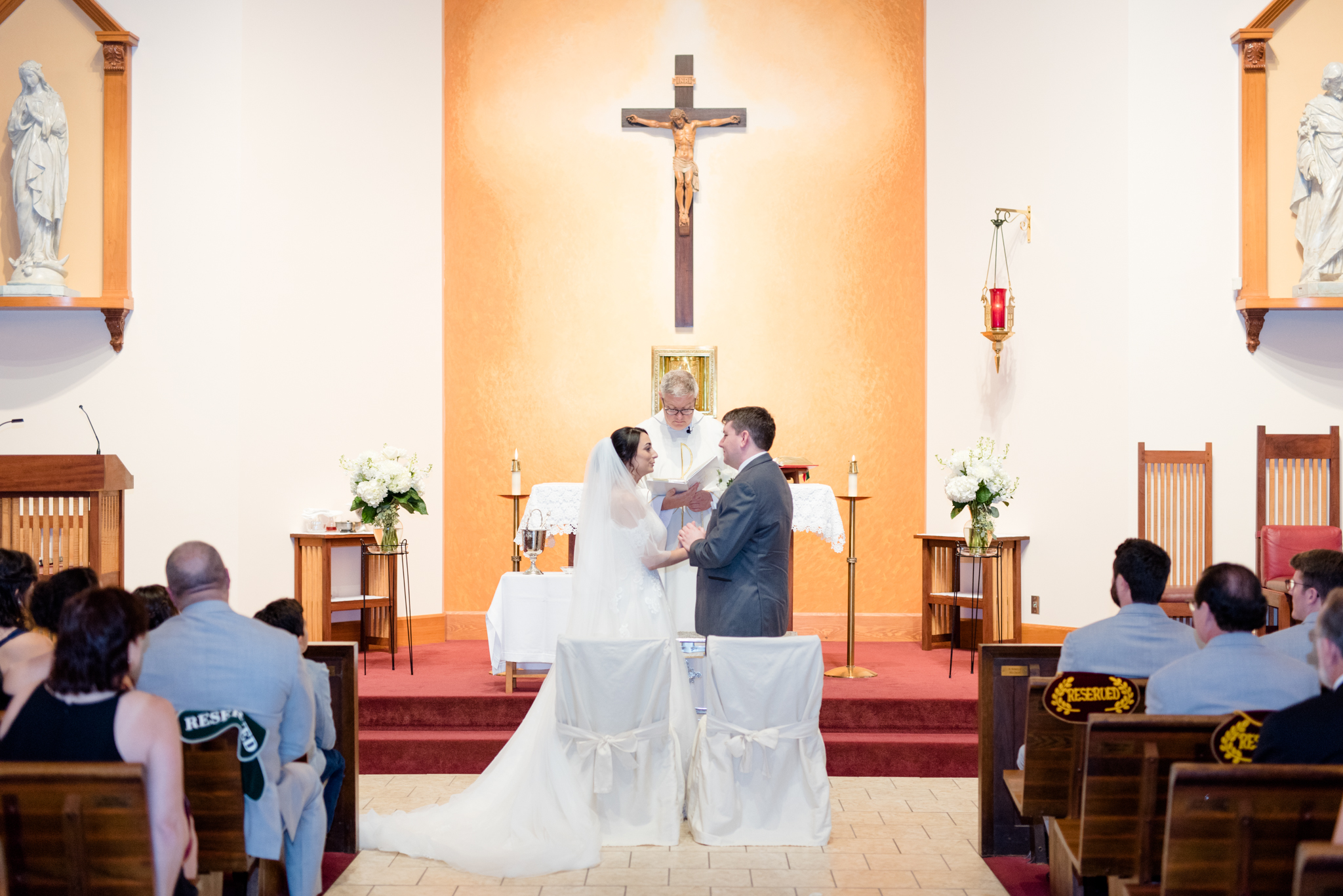 Bride and groom recite vows.