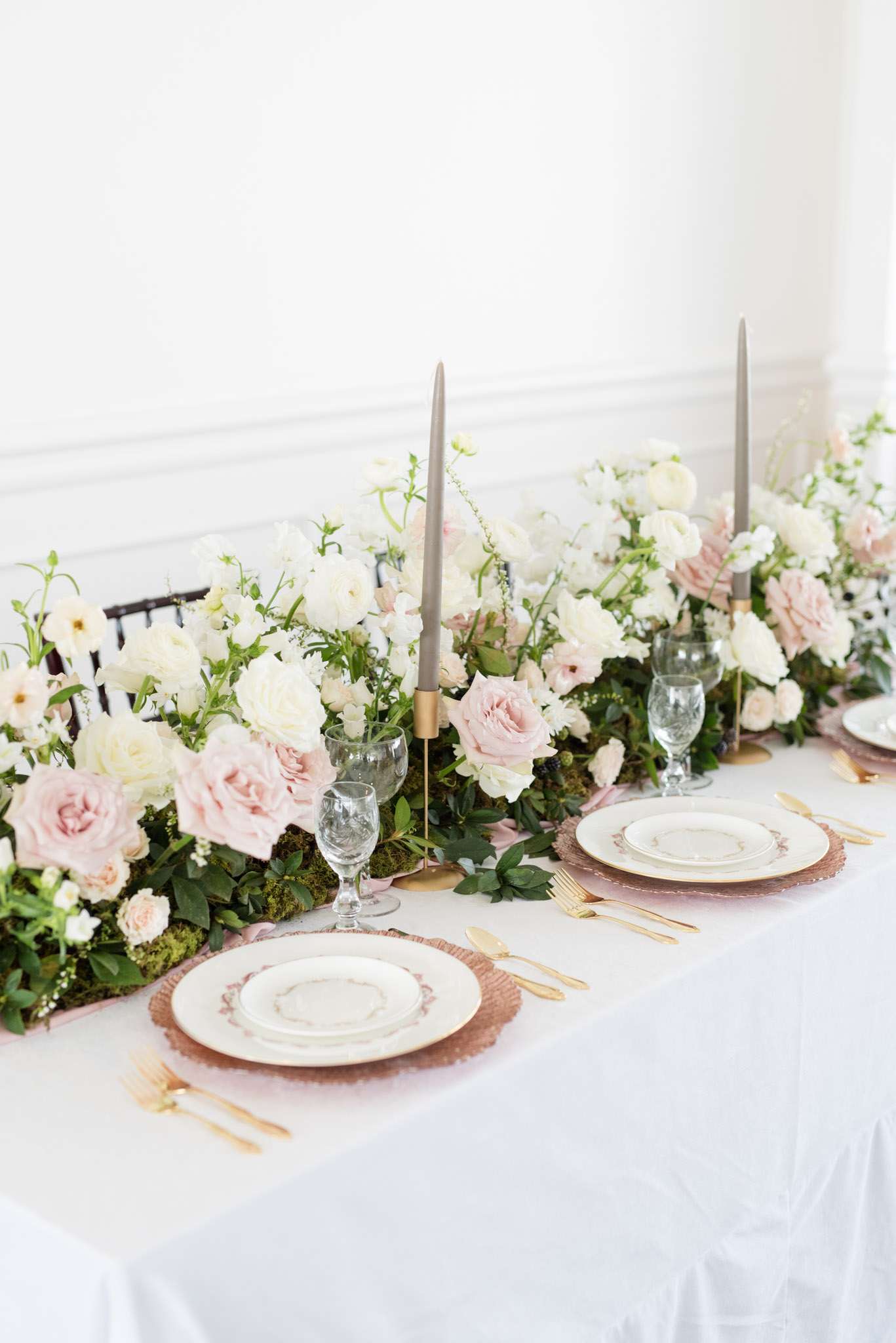 White and rose gold wedding table.