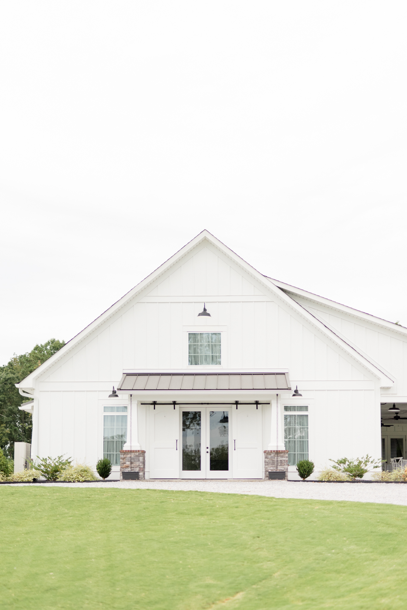 White farmhouse wedding venue in Alabama.