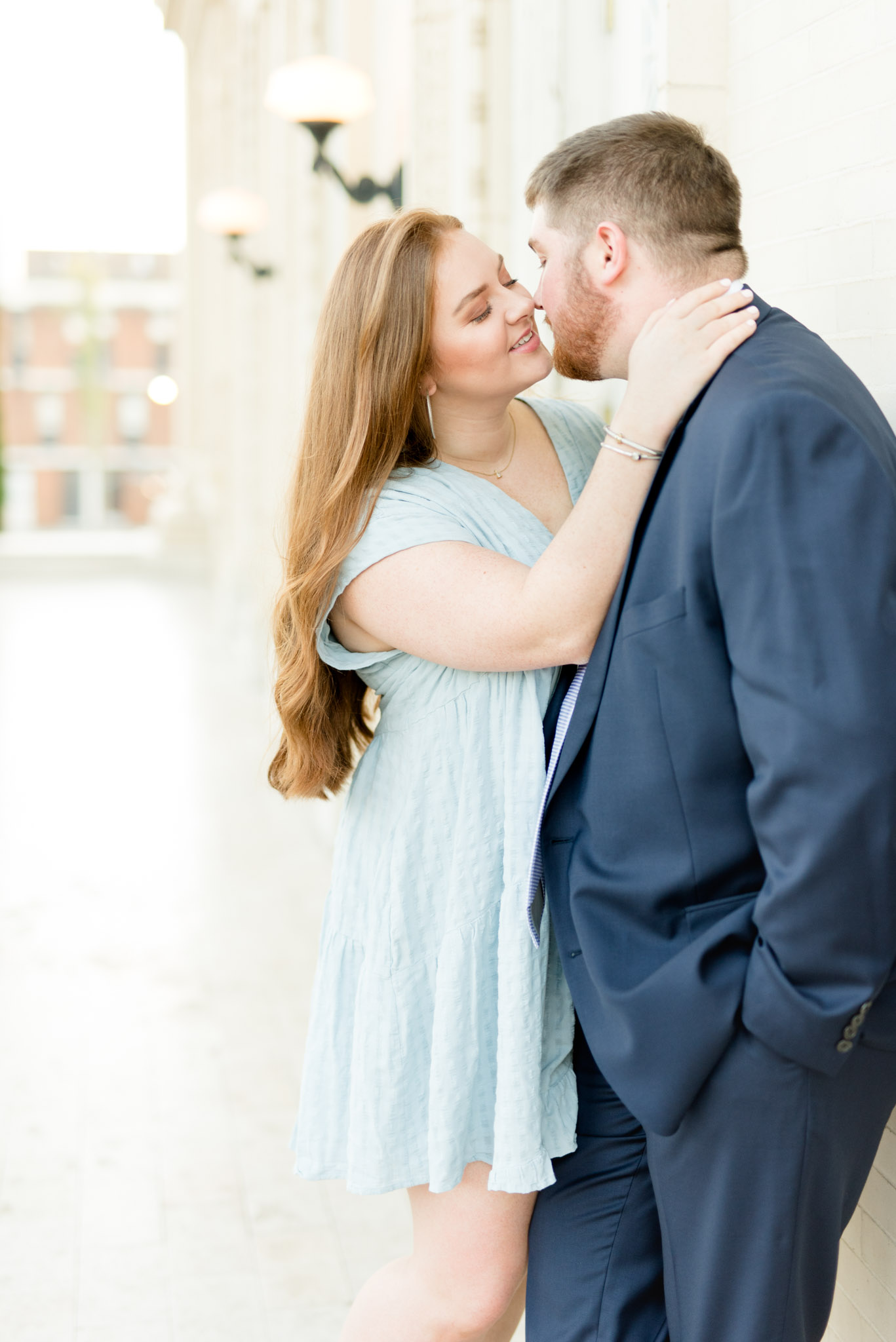 Man and woman lean in for kiss.