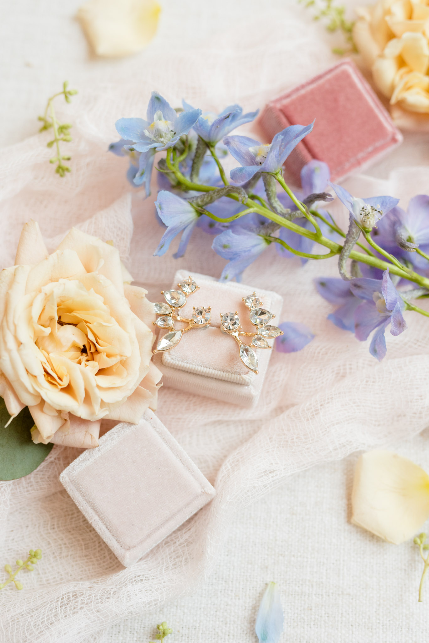 Bride's earrings with flowers.