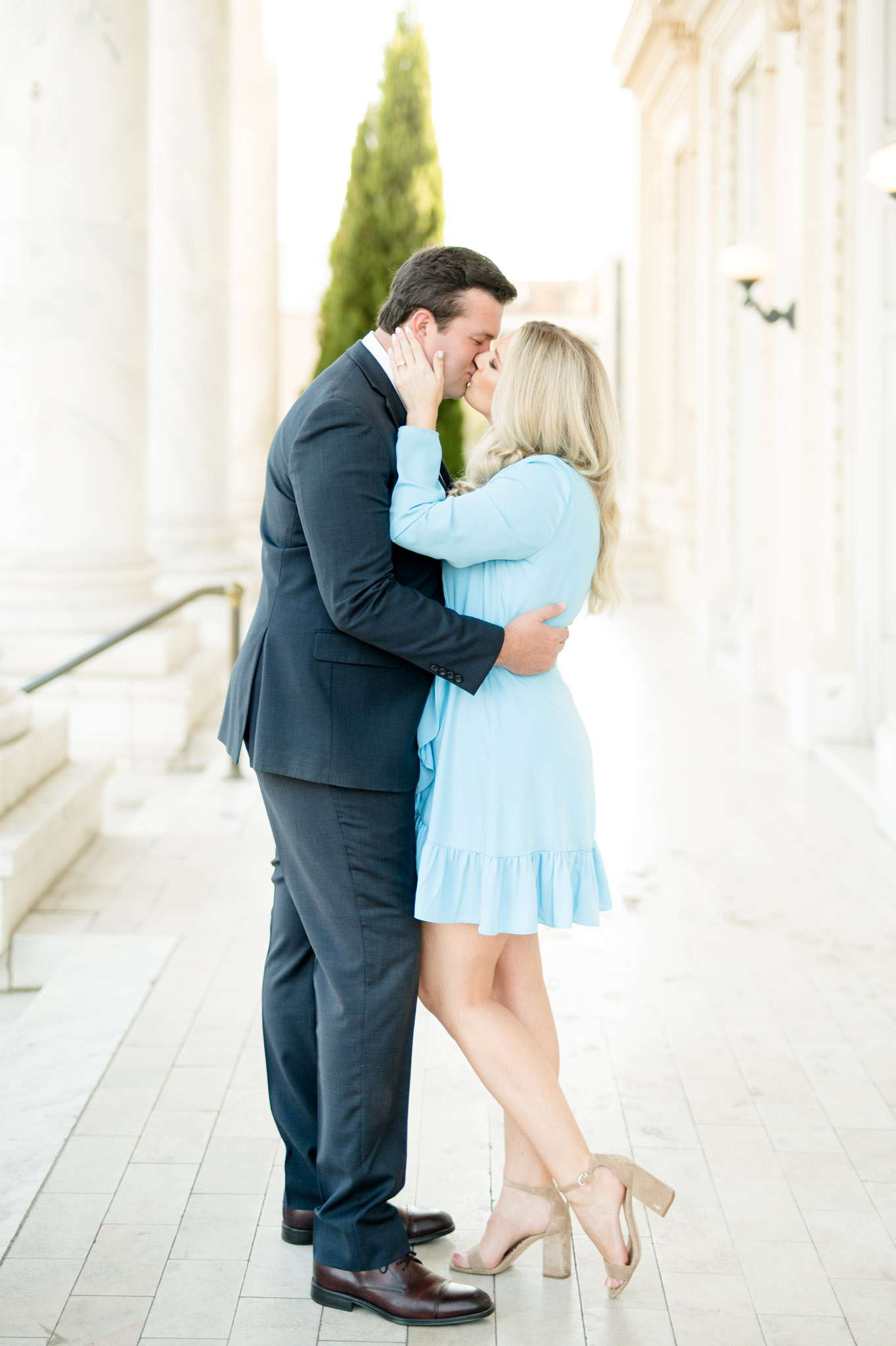 Couple kisses in Birmingham, Al.