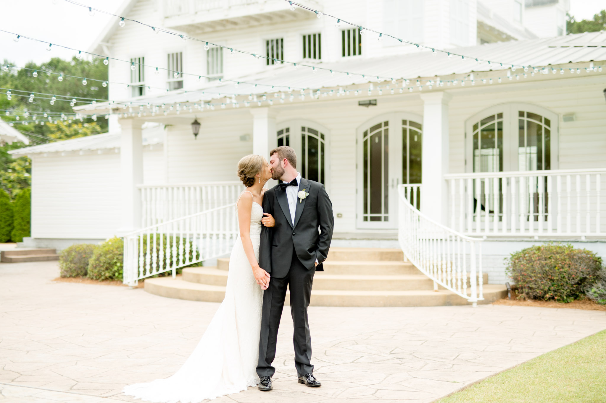Bride and groom kiss in front of The Sonnet House.