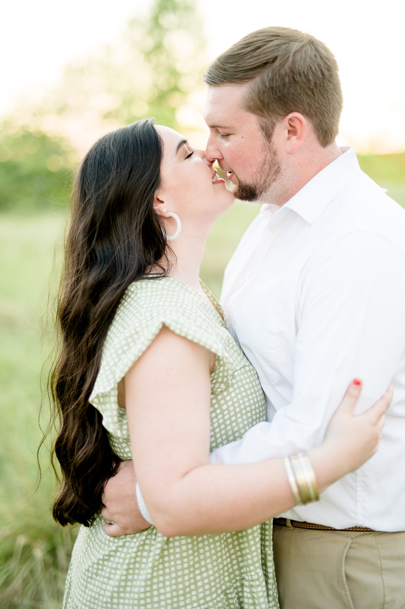 Couple leans in for kiss.